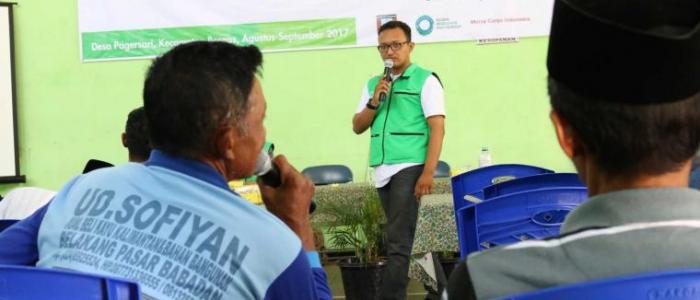 The opportunity to be a speaker at the Field School was taken by Reanes so he could understand issues at the community level. Photo: Rais Wildan/Mercy Corps Indonesia