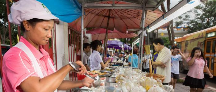 10,676 street vendors were licensed to operate in designated areas by the Bangkok Metropolitan Authority (BMA) in October 2016 (WIEGO, 2017). Photo by: Hewlett/WIEGO